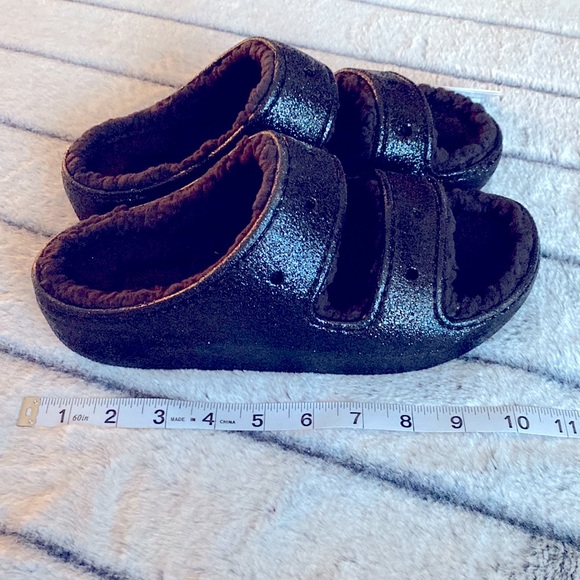 Crocs classic cozzzy black glitter lined sandals - Picture 5 of 8